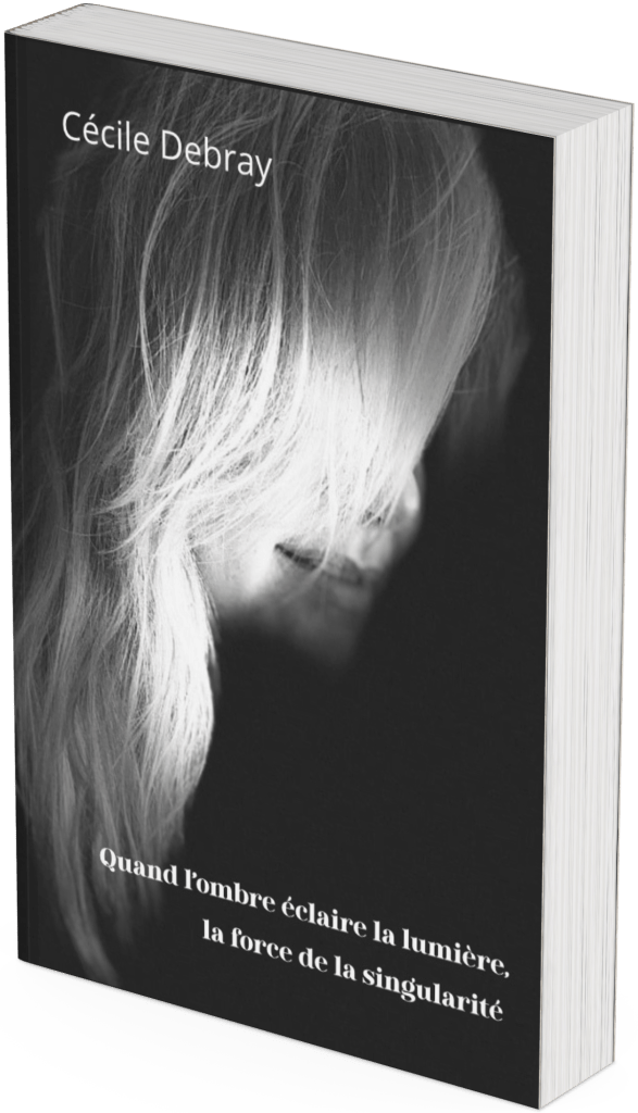 Couverture en noir et blanc du livre Quand l’ombre éclaire la lumière de Cécile Debray, recueil poétique sur la singularité, le handicap et la résilience.