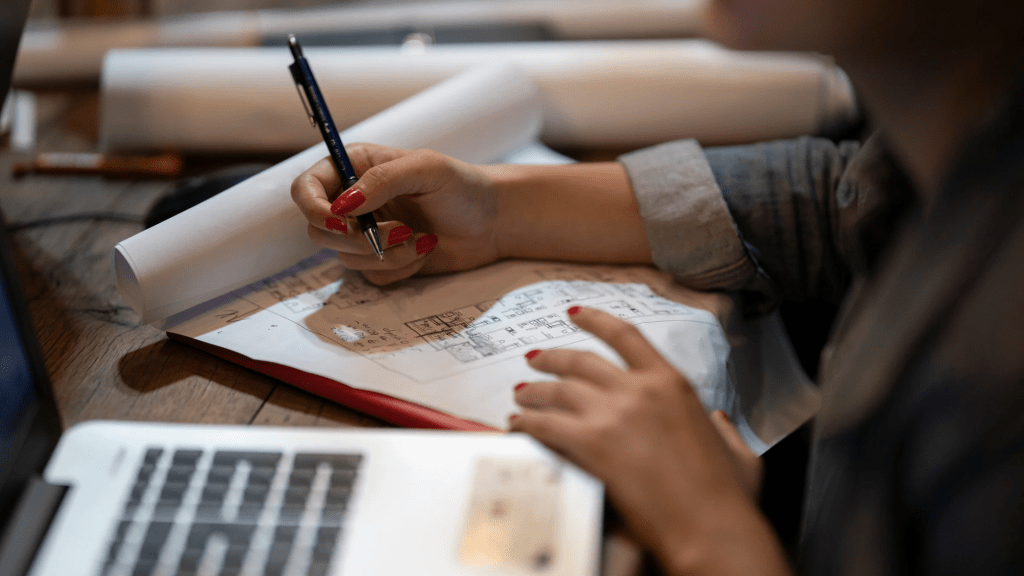 Cécile Debray travaille sur la structure de son roman, en planifiant les chapitres et en développant ses personnages dans un carnet de notes.